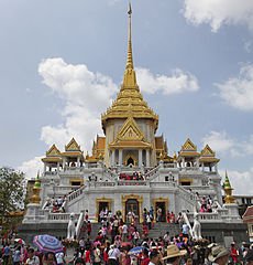 gilded roof on Wat Traimit